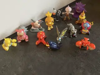 Ældre pokemon figurer sælges. 