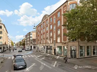 Hjørnebutik i den hyggelige handelsgade Holmbladsgade på Amager