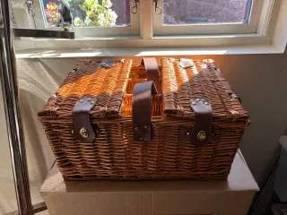 Helt ny picnickurv med indhold og termotaske