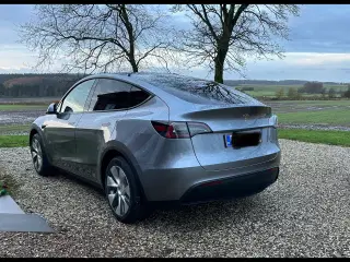 Tesla Model Y SR med anhængertræk 2024-model