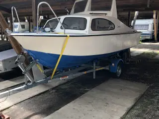 16 fod med kabine, 30 Hk motor og trailer