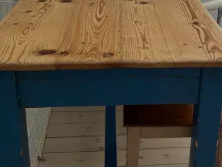 Afsyret bord sælges