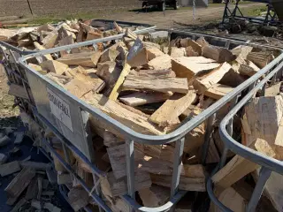 Savet og kløvet I 25-30 cm stykker.