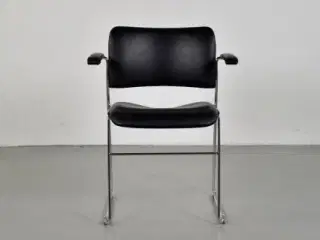Howe 40/4 konference-/mødestol med armlæn og sort læder (m/filtsko)