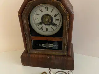 Bord ur i træ og lomme ur