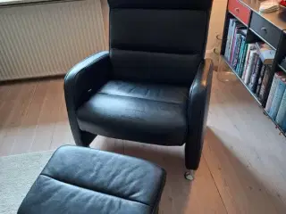Læne/hvilestol i sort læder med skammel