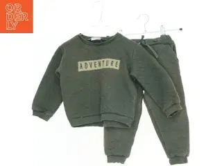 Grønt joggingsæt med 'ADVENTURE' tryk fra Friends (str. 98)