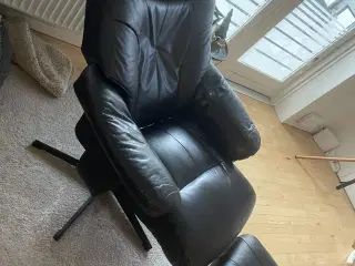 Sort lænestol med skammel
