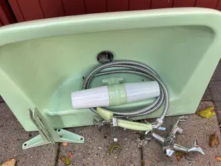 Retro håndvask, armatur og lampe