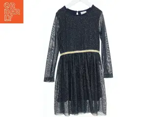 Mørkeblå glitrende kjole fra The New (str. 110)