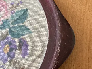 Bakke med broderi