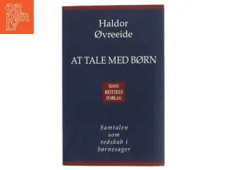At tale med børn : samtalen som redskab i børnesager af Haldor Øvreeide (Bog)