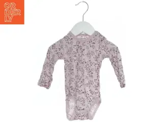 Langærmet blomsterbody til baby fra Hust & Claire (str. 62)