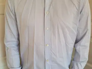 Fin, lyseblå skjorte fra mærket Bertoni.