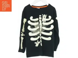 Langærmet bluse med skeletmønster og spøgelser fra Kiki&Koko (str. 122)
