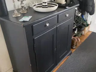 Dejligt og praktisk gammelt skab. Sort malet