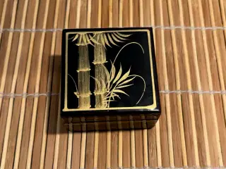 Lille Antik Japansk Lak-æske med Guld-bambus