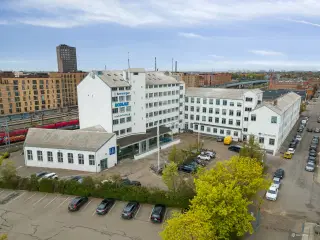 Kontorlejemål med byudsigt over jernbanen og Grønttorvet
