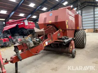 Bigballe presser New Holland 4900 med snitter