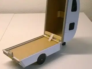 Mini "retro" campingvogn til rødvin