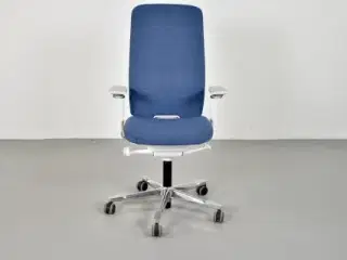Kinnarps capella white edition kontorstol med blåt polster og armlæn