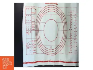 Bageunderlag fra Tupperware med målinger (str. 60x45 cm)