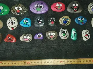 24 HÅNDLAVEDE STEN SMILEYS