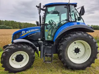 Velholdt New Holland Traktor med lavt timetal