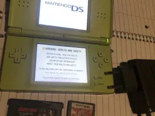 Nintendo DS Lite + Donkey Kong Country + Bakugan