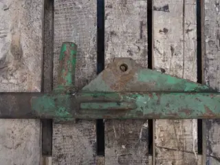 John Deere 2450 R.H. Liftarm AL26679