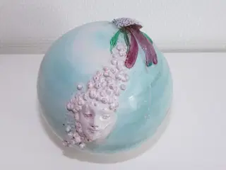 Skulptur i keramik og glas af kunstner Lasse Frisk
