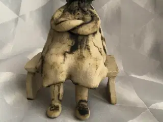 Keramik figur dame på bænk, Kirsten Hørsman