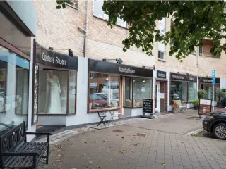 FLOT OG CHARMERENDE BUTIK PÅ 131 M2