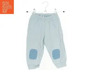 Baby blå bukser med lapper (str. 80)