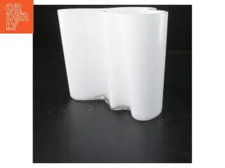 Hvid vase i skulpturel form (str. 16x20 cm) fra Aalto