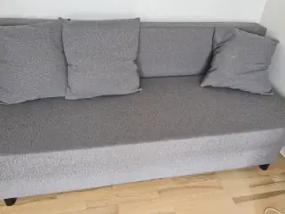 Sovesofa IKEA, med magasin til opbevaring. Seng