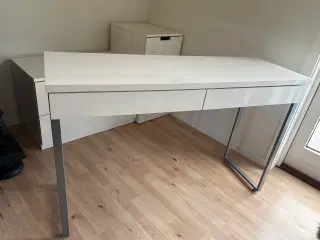 Skrivebord/makeupbord til pigeværelse