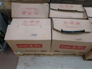 3 flyttekasser med klude og moppe