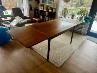 Teak spisebord