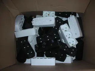 ca. 1000stk. kvalitets 230v stik og 3stiksdåser.