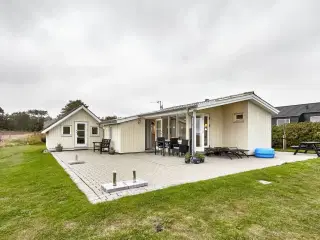 Sk�nt beliggende sommerhus ligger yderst p� en stor og b�rnevenlig hj�rnegrund med flere hyggelige k