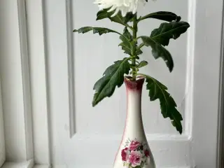 Staffordshire, engelsk fajancevase m blomster