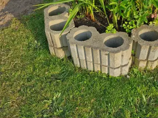 Plantesten, 50 cm i længde.