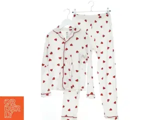 Hvid pyjamas med røde hjerter fra H&M (str. 140)