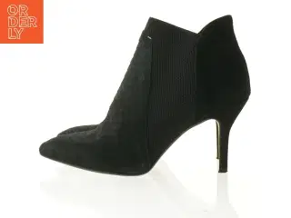 Sorte stilethæle fra Gardenia (str. 38)