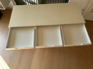 Skrivebord i hvid/eg