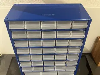 Sortimentsskab med 40 skuffer