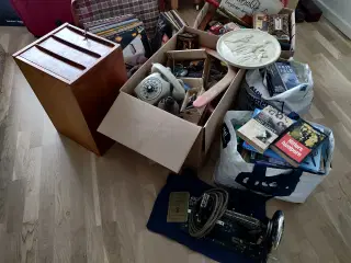 Gamle sager - 2 stk kasser m.m.