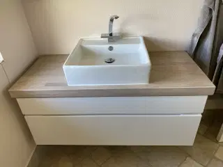 Hvid højglans bademiljø