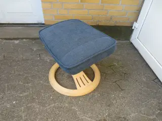 1 stk Fodskammel med mørkeblå stof 